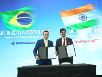 Vinod Sahay, Presidente de Aeroespacial e Defesa do Mahindra Group, e Bosco da Costa Junior, Presidente e CEO da Embraer Defense & Security, durante a assinatura da aliança estratégica para o C-390 Millennium na Índia.