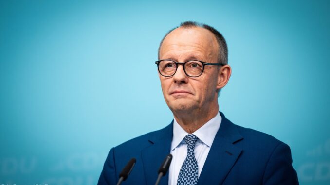 Líder político alemão discursando durante coletiva de imprensa em Berlim.