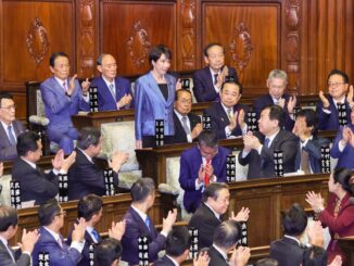 Sanae Takaichi no Parlamento japonês após ser designada como a 104ª primeira-ministra, recebendo aplausos dos legisladores, em 21 de outubro de 2025.