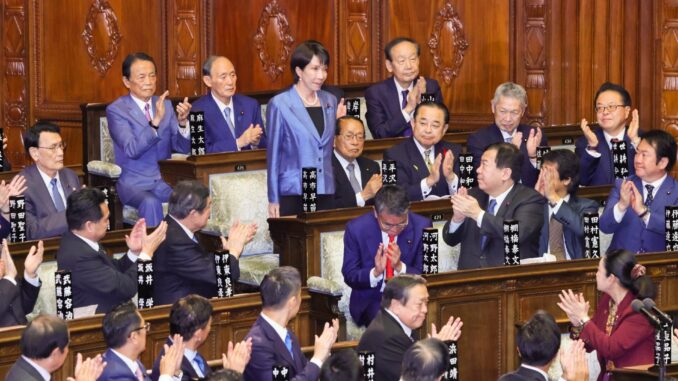 Sanae Takaichi no Parlamento japonês após ser designada como a 104ª primeira-ministra, recebendo aplausos dos legisladores, em 21 de outubro de 2025.