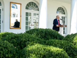 Donald Trump discursando na Casa Branca sobre a reabertura do governo, 21 de outubro de 2025.