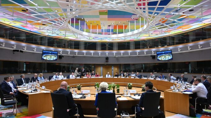 Líderes da União Europeia reunidos em Bruxelas durante a cúpula do Conselho Europeu em 23 de outubro de 2025.