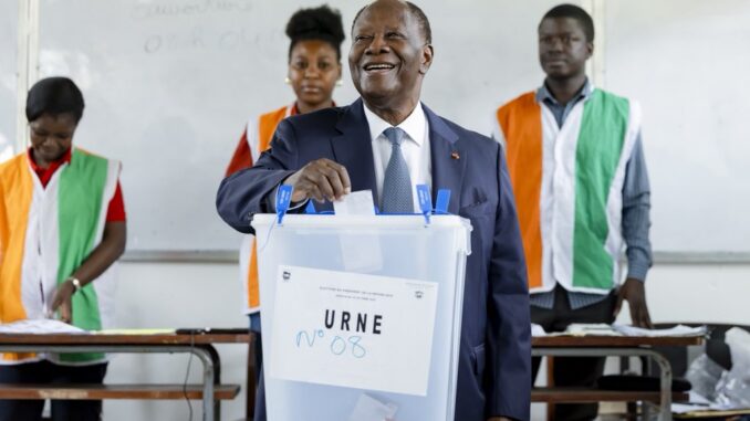 Alassane Ouattara votando nas eleições presidenciais da Costa do Marfim em 25 de outubro de 2025.