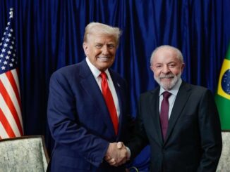 Lula e Trump apertando as mãos e sorrindo durante reunião na Malásia, discutindo tarifas e comércio bilateral.