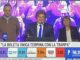 Políticos no palco durante discurso pós-eleição na Argentina com painel de resultados ao fundo.