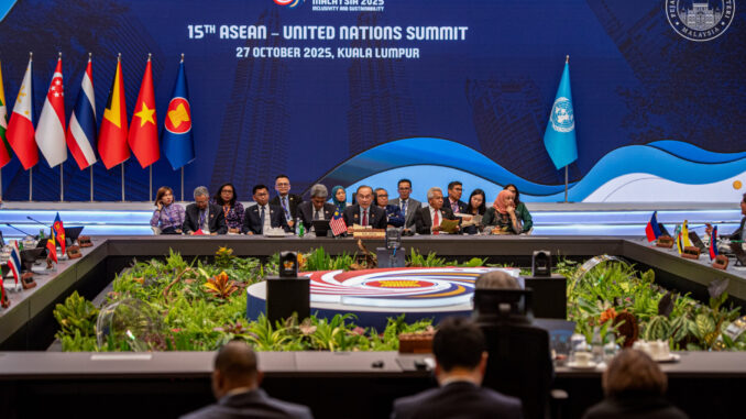 Primeiro-ministro da Malásia discursa na 15ª Cúpula ASEAN-ONU em Kuala Lumpur, 27 de outubro de 2025.