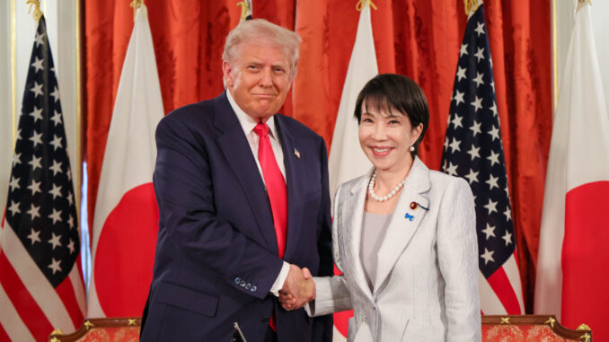 Donald Trump e Sanae Takaichi durante encontro oficial em Tóquio