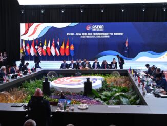 Secretário-Geral da ASEAN, Dr. Kao Kim Hourn, com líderes da ASEAN e o Primeiro-Ministro da Nova Zelândia durante a Cúpula Comemorativa ASEAN-Nova Zelândia em Kuala Lumpur, Malásia, em 28 de outubro de 2025.