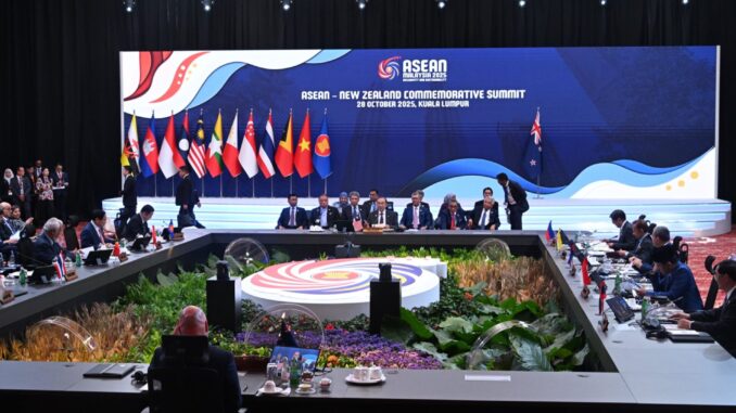 Secretário-Geral da ASEAN, Dr. Kao Kim Hourn, com líderes da ASEAN e o Primeiro-Ministro da Nova Zelândia durante a Cúpula Comemorativa ASEAN-Nova Zelândia em Kuala Lumpur, Malásia, em 28 de outubro de 2025.