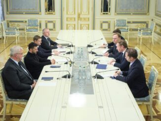 Presidente ucraniano Volodymyr Zelensky em reunião com o Ministro das Relações Exteriores dos Países Baixos sobre ajuda energética à Ucrânia.