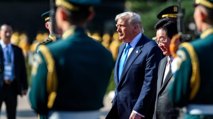 Presidente Donald Trump sendo recebido pelo presidente sul-coreano Lee Jae‑myung e guardas de honra na chegada à Coreia do Sul.