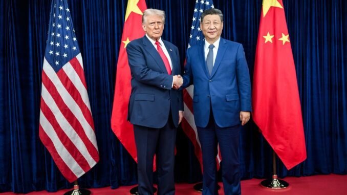 O presidente dos Estados Unidos, Donald Trump, aperta a mão do líder chinês, Xi Jinping, durante reunião em Busan, Coreia do Sul, em 30 de outubro de 2025.