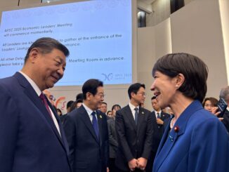 Takaichi cumprimenta o presidente chinês Xi Jinping na sala de espera antes da cúpula da APEC 2025.