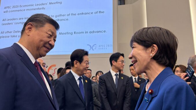 Takaichi cumprimenta o presidente chinês Xi Jinping na sala de espera antes da cúpula da APEC 2025.