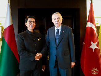 O presidente de Madagascar, Andry Rajoelina, posa ao lado do presidente da Turquia durante encontro oficial em 3 de março de 2024