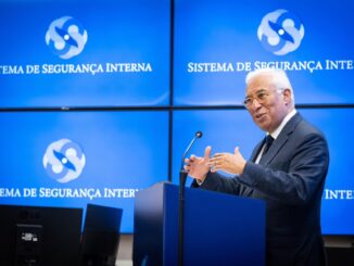 António Costa discursando em um púlpito azul durante conferência do Sistema de Segurança Interna, março de 2024.