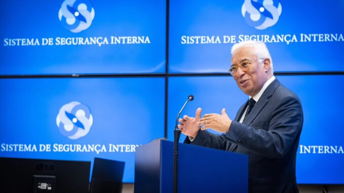 António Costa discursando em um púlpito azul durante conferência do Sistema de Segurança Interna, março de 2024.