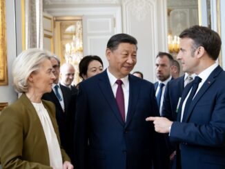 Presidente francês Emmanuel Macron e presidente chinês Xi Jinping posam juntos durante reunião oficial em Paris, 6 de maio de 2024.