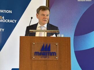 Johann Wadephul discursando no painel do Kiel Security Conference (KSC) em 22 de junho de 2024, discutindo medidas para paz e prosperidade futuras.