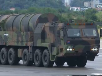 Imagem próxima do míssil balístico Hyunmoo-5 da Coreia do Sul em veículo lançador, exibido durante parada militar.