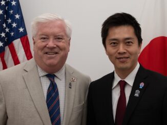 George Edward Glass e Hirofumi Yoshimura durante encontro diplomático em 23 de maio de 2025