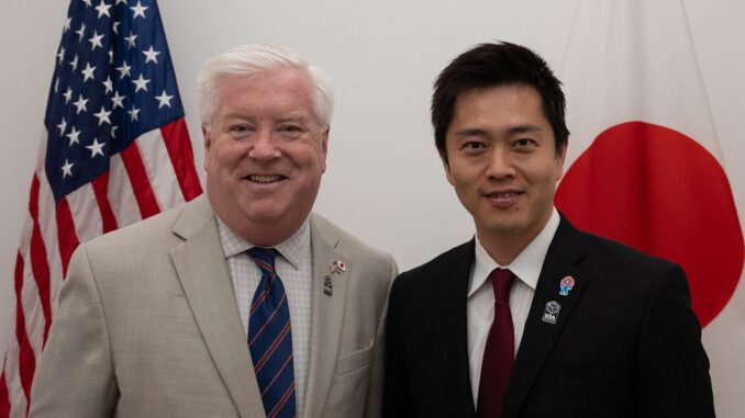 George Edward Glass e Hirofumi Yoshimura durante encontro diplomático em 23 de maio de 2025