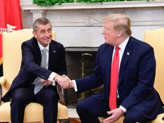 Andrej Babiš, ex-primeiro-ministro da República Tcheca, apertando a mão de Donald Trump em encontro oficial, com ambos sentados em poltronas em sala formal.