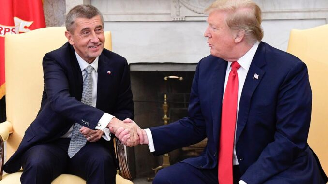 Andrej Babiš, ex-primeiro-ministro da República Tcheca, apertando a mão de Donald Trump em encontro oficial, com ambos sentados em poltronas em sala formal.