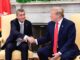 Andrej Babiš, ex-primeiro-ministro da República Tcheca, apertando a mão de Donald Trump em encontro oficial, com ambos sentados em poltronas em sala formal.