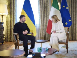 Volodymyr Zelensky e Giorgia Meloni apertando as mãos durante reunião em 2 de março de 2025, discutindo plano de ação conjunto para promover paz na Ucrânia.