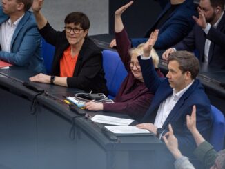 Lars Klingbeil celebra decisão histórica no Parlamento alemão em 18 de março de 2025.