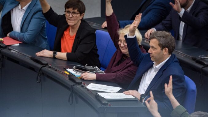 Lars Klingbeil celebra decisão histórica no Parlamento alemão em 18 de março de 2025.