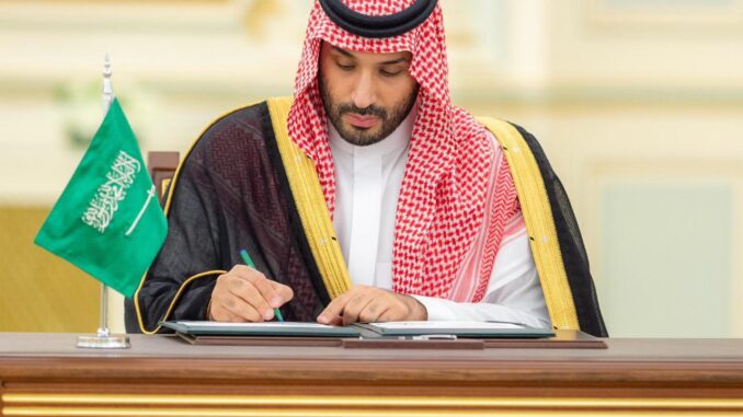 O Príncipe Herdeiro Mohammed bin Salman da Arábia Saudita assina acordos estratégicos com o Presidente Donald Trump, fortalecendo a parceria entre os dois países.