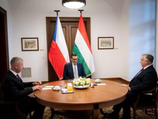 Andrej Babiš sentado à mesa com representantes da Polônia e da Hungria durante reunião entre líderes da Europa Central, em 29 de maio de 2025.