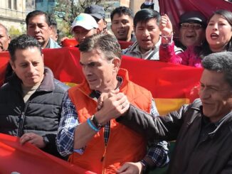 Rodrigo Paz Pereira cumprimenta apoiadores durante evento de campanha em La Paz, Bolívia, 11 de junho de 2025.