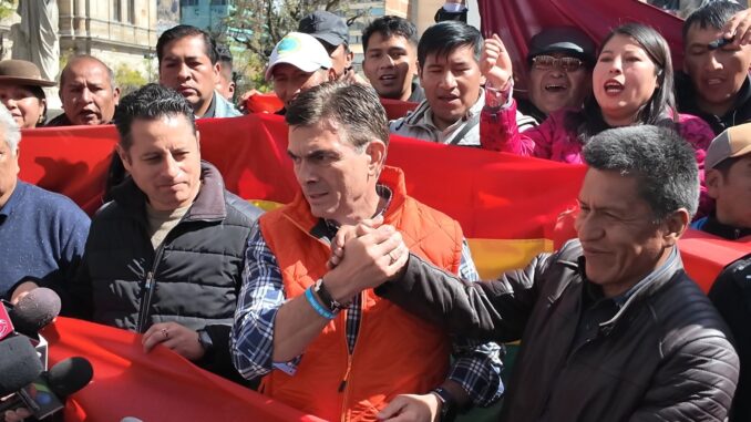 Rodrigo Paz Pereira cumprimenta apoiadores durante evento de campanha em La Paz, Bolívia, 11 de junho de 2025.
