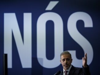 Pedro Duarte discursando para apoiadores em evento de campanha do PSD no Porto em 18 de junho de 2025