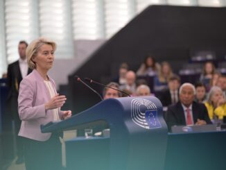 A presidente da Comissão Europeia, Ursula von der Leyen, discursa sobre a colaboração estreita com o governo dos EUA, enfatizando princípios, interesses e boa fé, em 9 de julho de 2025.
