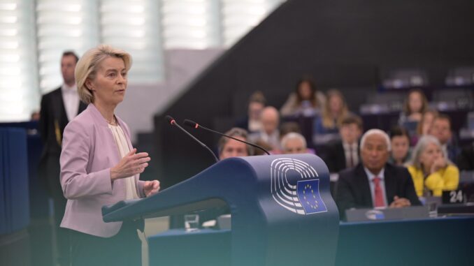 A presidente da Comissão Europeia, Ursula von der Leyen, discursa sobre a colaboração estreita com o governo dos EUA, enfatizando princípios, interesses e boa fé, em 9 de julho de 2025.