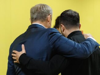 Donald Tusk e Volodymyr Zelensky de costas durante a conferência de reconstrução da Ucrânia em Roma, 10 de julho de 2025.