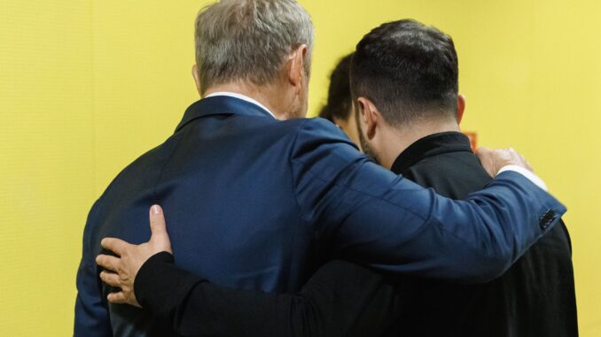 Donald Tusk e Volodymyr Zelensky de costas durante a conferência de reconstrução da Ucrânia em Roma, 10 de julho de 2025.