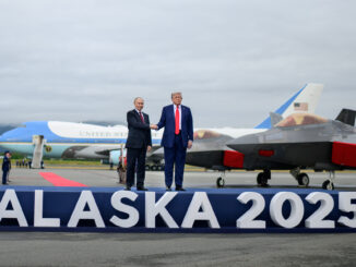 Donald Trump e Vladimir Putin apertando as mãos durante a histórica cúpula em Anchorage, Alasca, em 2025.