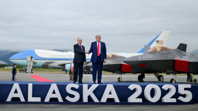 Donald Trump e Vladimir Putin apertando as mãos durante a histórica cúpula em Anchorage, Alasca, em 2025.