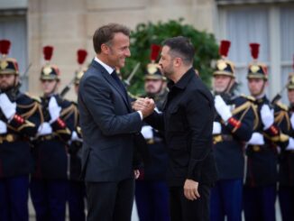 Presidente francês Emmanuel Macron cumprimenta o presidente ucraniano Volodymyr Zelensky em Paris, 3 de setembro de 2025.