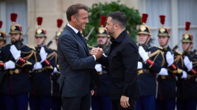 Presidente francês Emmanuel Macron cumprimenta o presidente ucraniano Volodymyr Zelensky em Paris, 3 de setembro de 2025.
