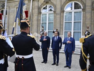 Sébastien Lecornu, Emmanuel Macron e outros oficiais participam de cerimônia oficial com guarda presidencial em Paris, França, em 29 de agosto de 2025.