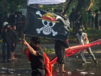 Manifestantes jovens na Indonésia erguem a bandeira do mangá One Piece durante protestos em 2025, simbolizando resistência e mobilização da Geração Z.