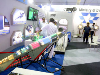 Estande de inovação e tecnologia da Engenharia de Sistemas Eletrônicos e de Armas da Marinha da Índia, representando avanços tecnológicos do país.