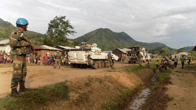 Soldados da ONU em veículos blindados patrulhando uma estrada em Kashuga, Kivu do Norte, na República Democrática do Congo.