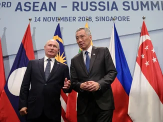 Vladimir Putin e Lee Hsien Loong posam para foto durante a 3ª Cúpula Rússia-ASEAN em Cingapura, 14 de novembro de 2018.